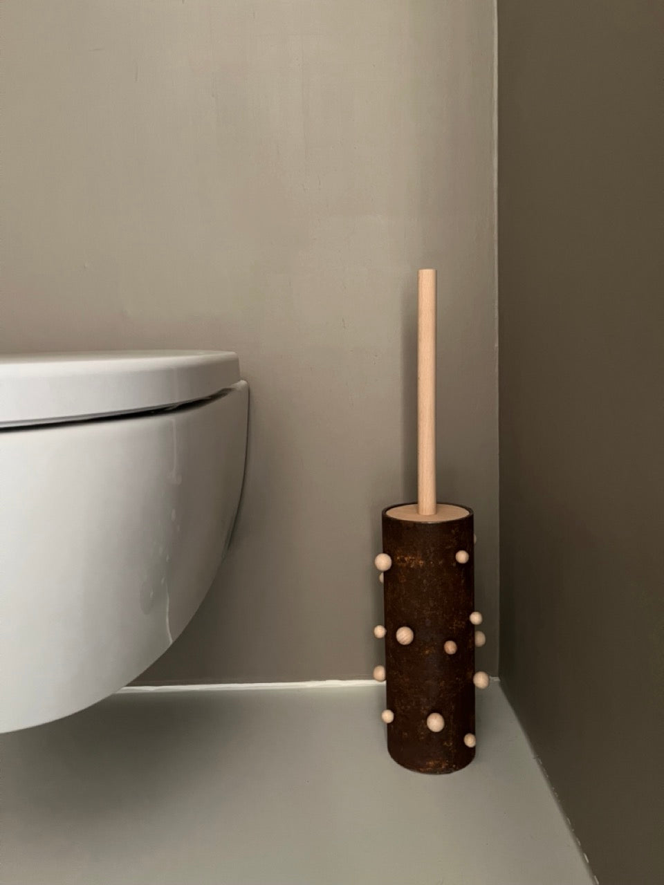 Toiletborstelhouder Totem – Symboliek en Schoonheid in één