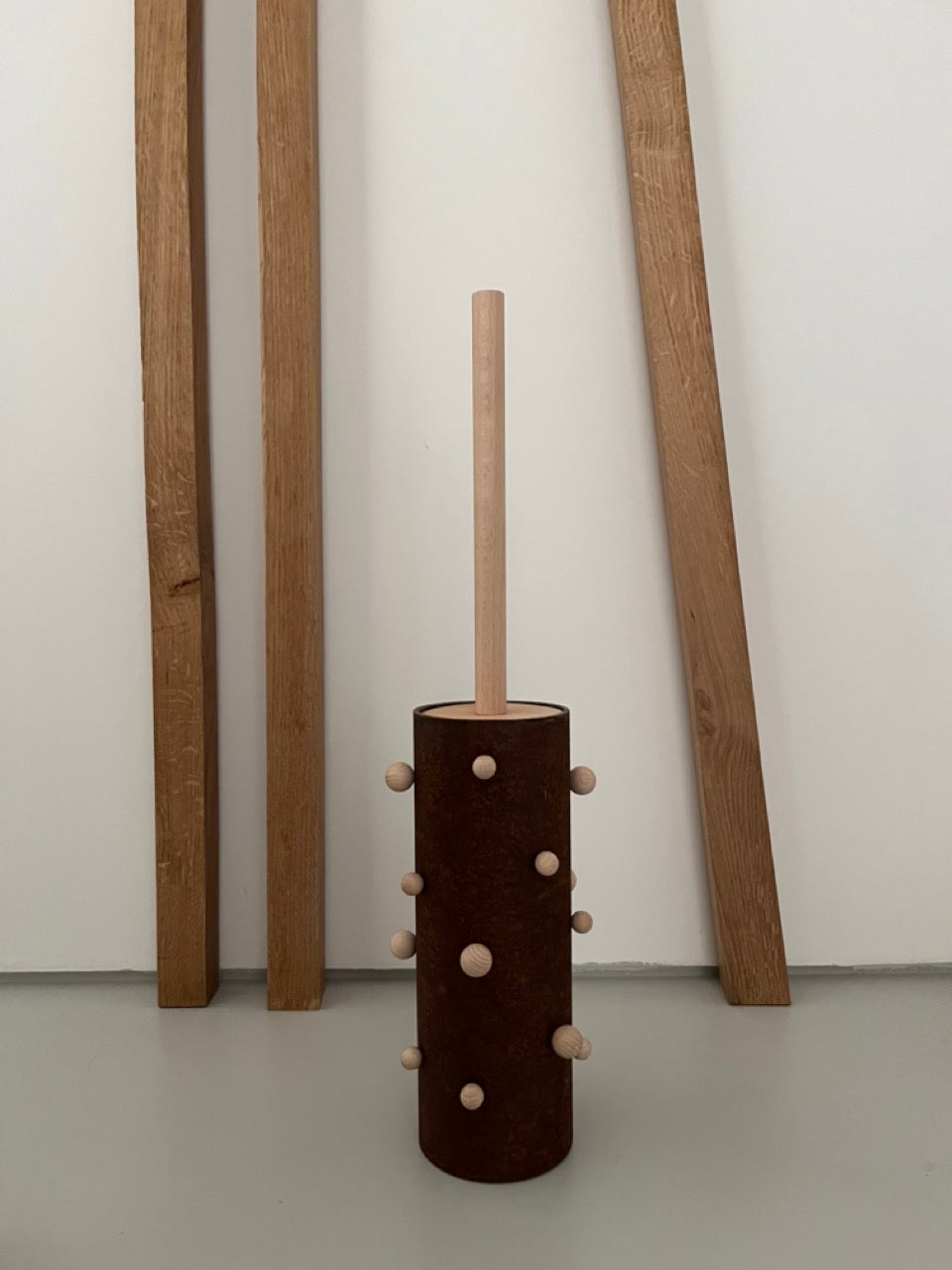 Toiletborstelhouder Totem – Symboliek en Schoonheid in één